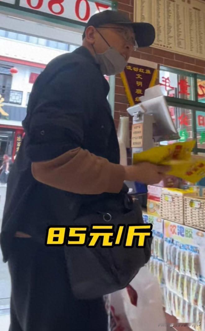 明抢啊？江苏苏州，男子旅游时进了一家怀旧零食店，可明明自己没拿几样东西，结算时却