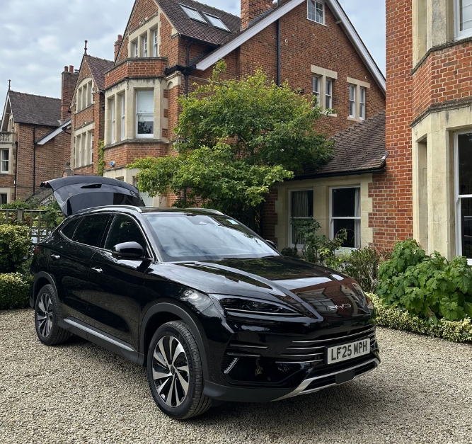 出海正当时。何小鹏两会建言：中国科技民企迎全球化新机遇，呼吁完善法律法规，保护海