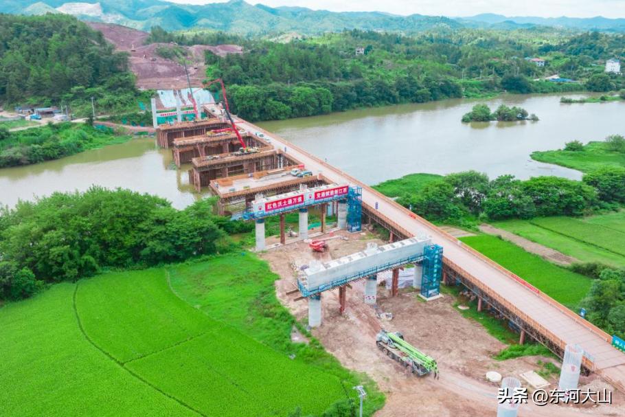 近期，会昌联络线绵江大桥桩基施工任务圆满完成，全桥桩基施工全部完成，项目全面转入