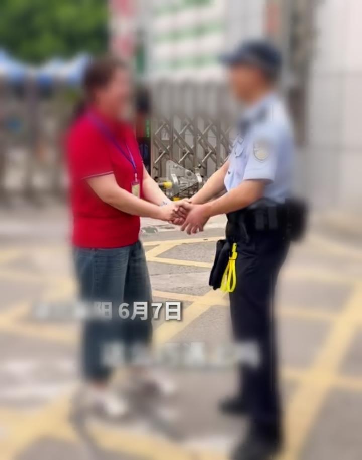 青春接力！学警偶遇高中老师
 
湖北襄阳，高考第一天现场，暖心一幕上演。
23届