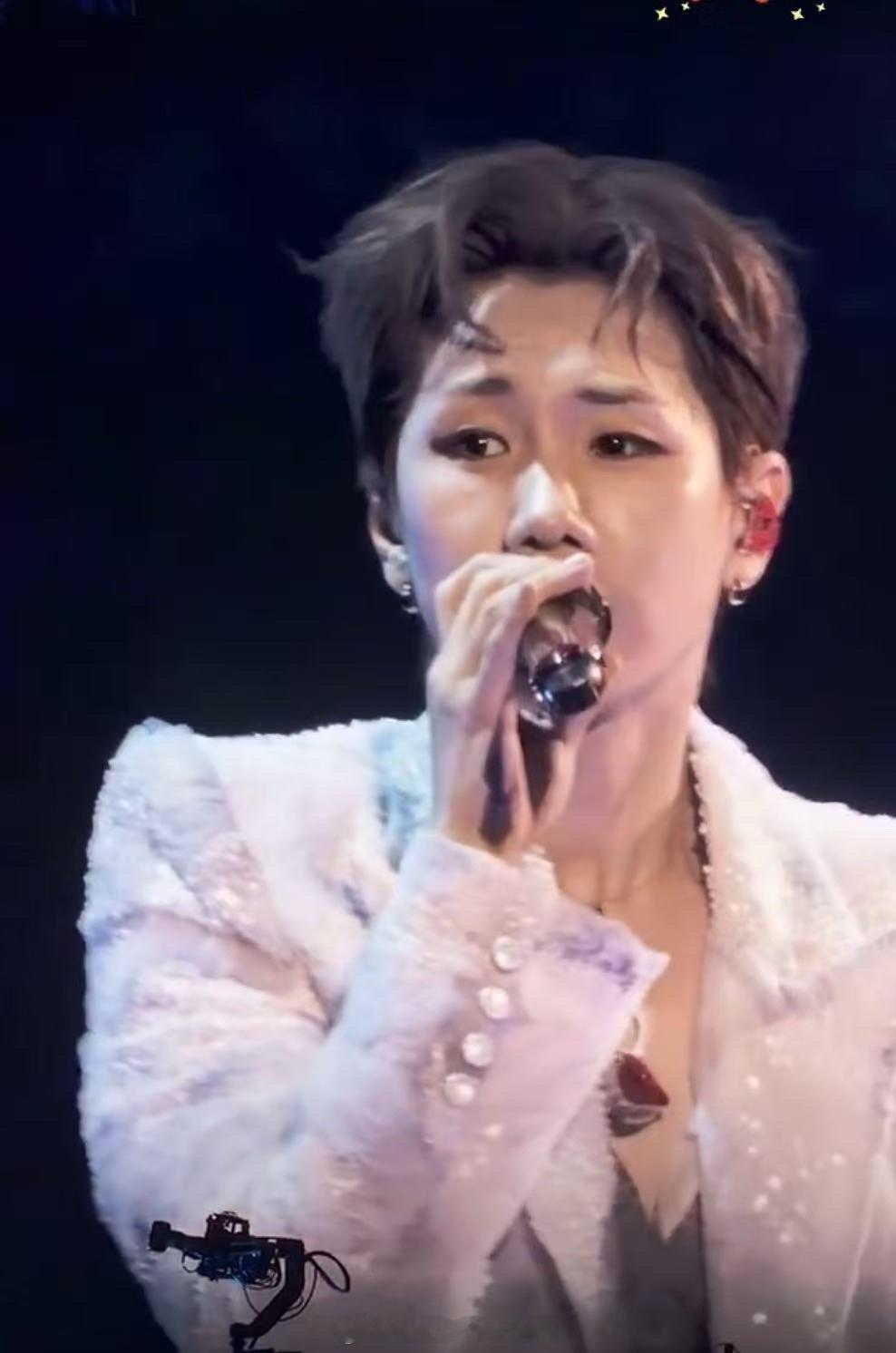 汪苏泷真把我们当外人 从“边跑边打招呼”的甜豆，到“捂紧衣服”的警觉汪，这反差萌