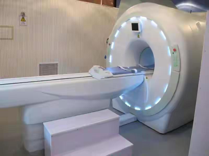 有人说核磁共振仪是医学史上最伟大的发明之一。

核磁共振仪最大的特点就是没有辐射