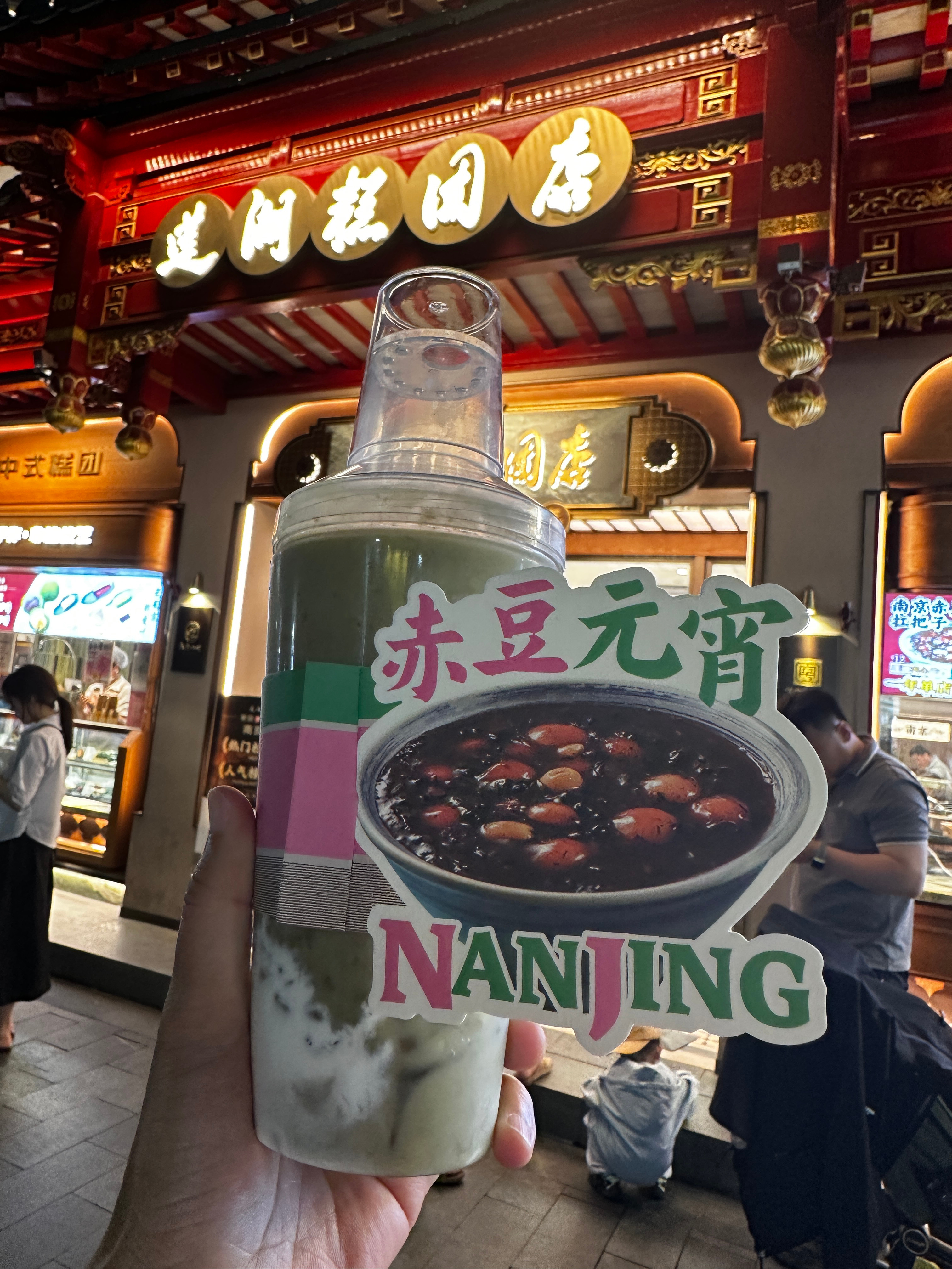 🍀人有时需要独自走走，听听街头人群喧嚣，看看巷尾草木生长，悲伤也成享受🍀📍
