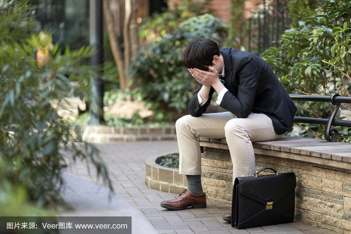 为什么老一辈很坚韧，但现在的年轻人却动不动就抑郁？
老一辈的坚韧，从来不是天生的