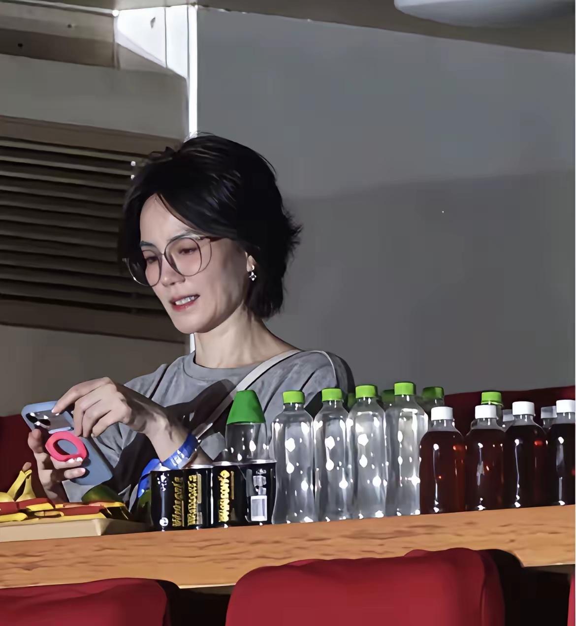 王菲肯定知道这次演唱会一定要亮相
所以她做好两个准备
一是化全妆，二是把矿泉水包