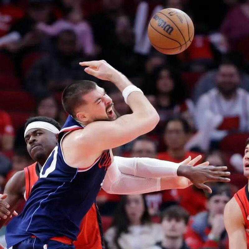 祖巴茨状态火热，打出赛季最佳表现，出战35分钟，投篮14中13，其中罚球11中7