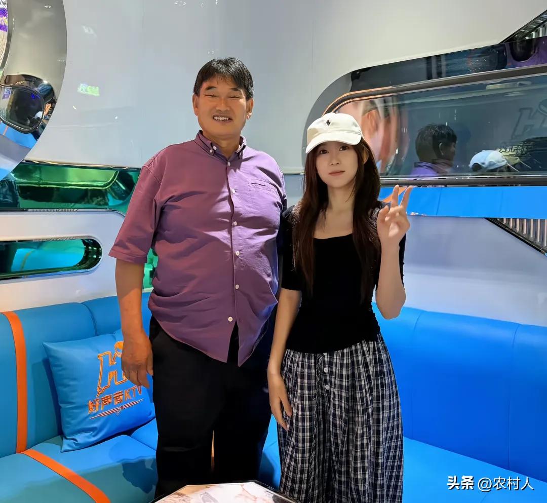 朱之文身价至少1000万了，我感觉他媳妇都不配不上他了。朱之文凭借浑厚嗓音草根逆
