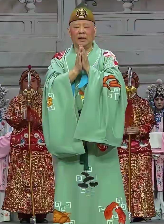 别说红歌改段子这类恶劣的表演，郭德纲百分之八十的相声都应该封禁。
当然他也不是一