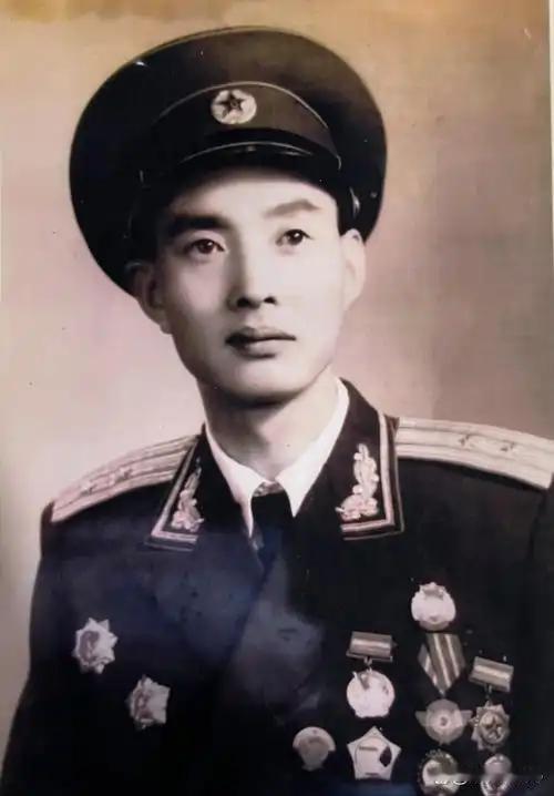 立了大功，反被降成班长。

志愿军营长贾庭玉这口气，谁替他都咽不下。1950年，