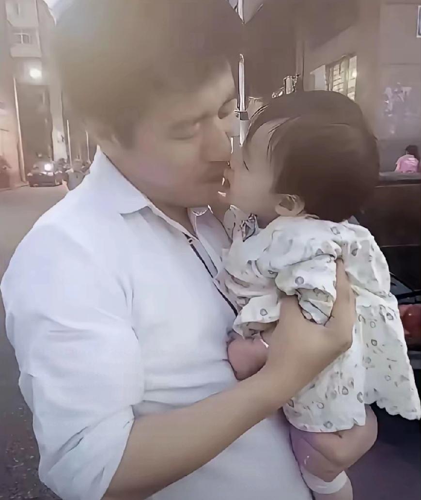 张雪峰抱女儿旧照刷屏！这一眼，全是藏不住的父爱，看完直接破防
 
谁刷到这张照片