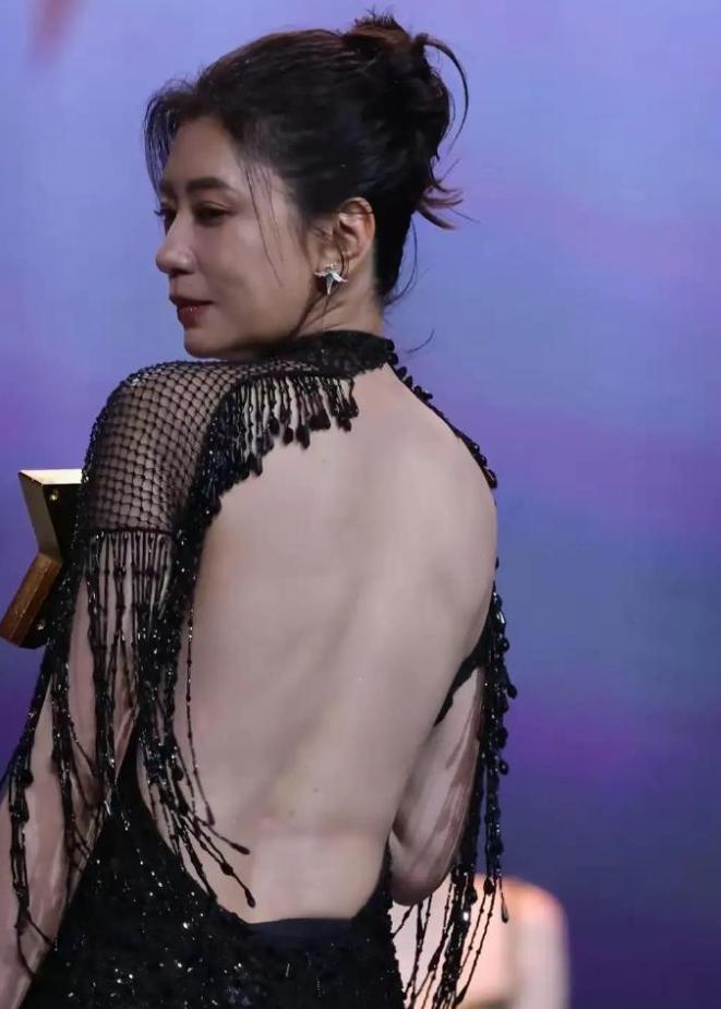 51岁穿露背装，厉害了！
这是贾静雯去年在国剧盛典墒领奖后的经典造型，堪称美背了