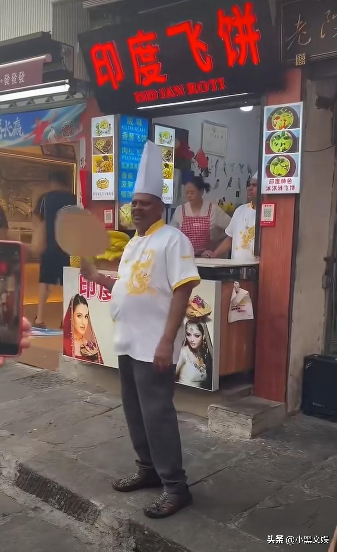 听说这些人是专家的！
他们做的饼真的有人敢吃吗？不知道他们做饼的时候是用左手做的