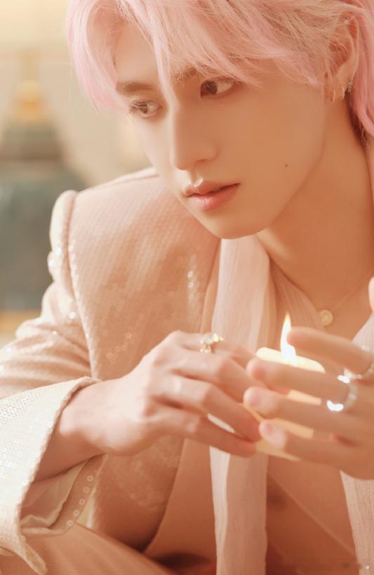 朱志鑫露点了，帅帅的小朱同学上线啦， 谁懂这个朱志鑫粉发亮片西装透视look的含