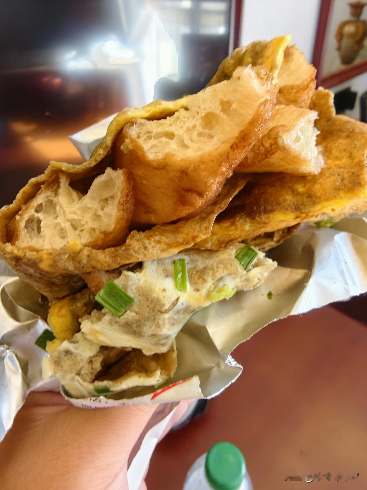 这是正宗的煎饼果子吗？
从来没吃过那么难吃的蛋饼，煎饼。[捂脸][捂脸][捂脸]