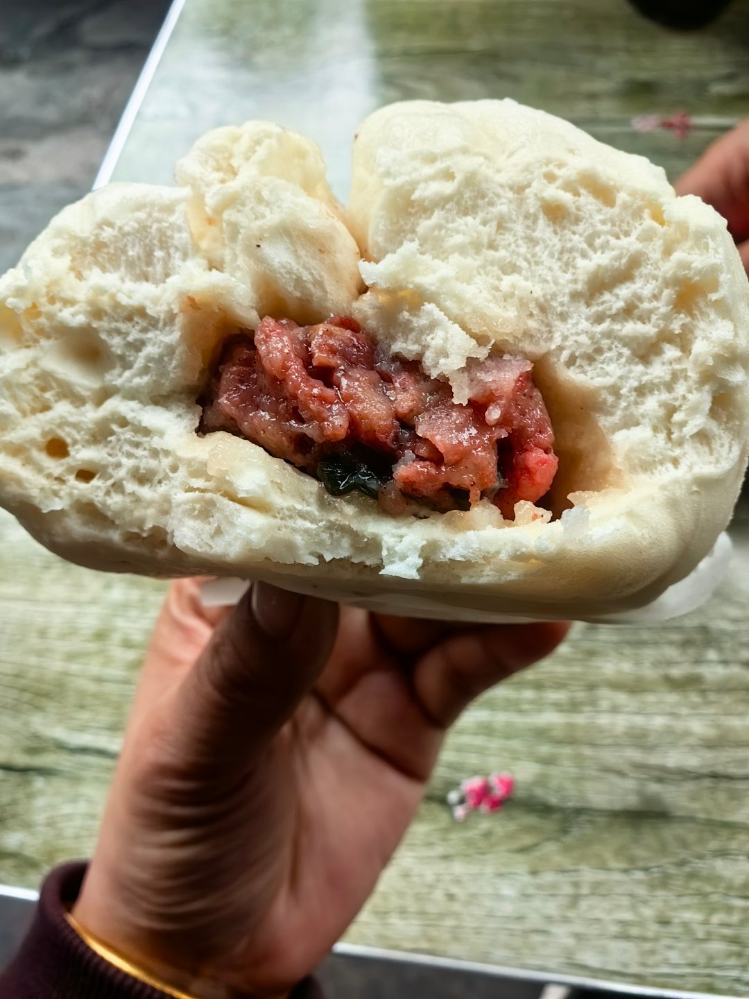 *在路上*走大街穿小巷，终于找到这家肠粉店...金针菇肉沫肠粉，白菜肉沫肠粉，撒