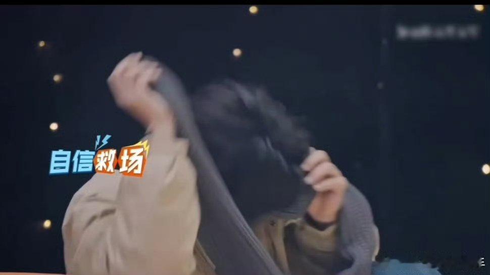 周奇被自己口水呛到 上台爆料糗事先被口水呛到，慌乱咳嗽的样子笑翻全场，搞笑男的基