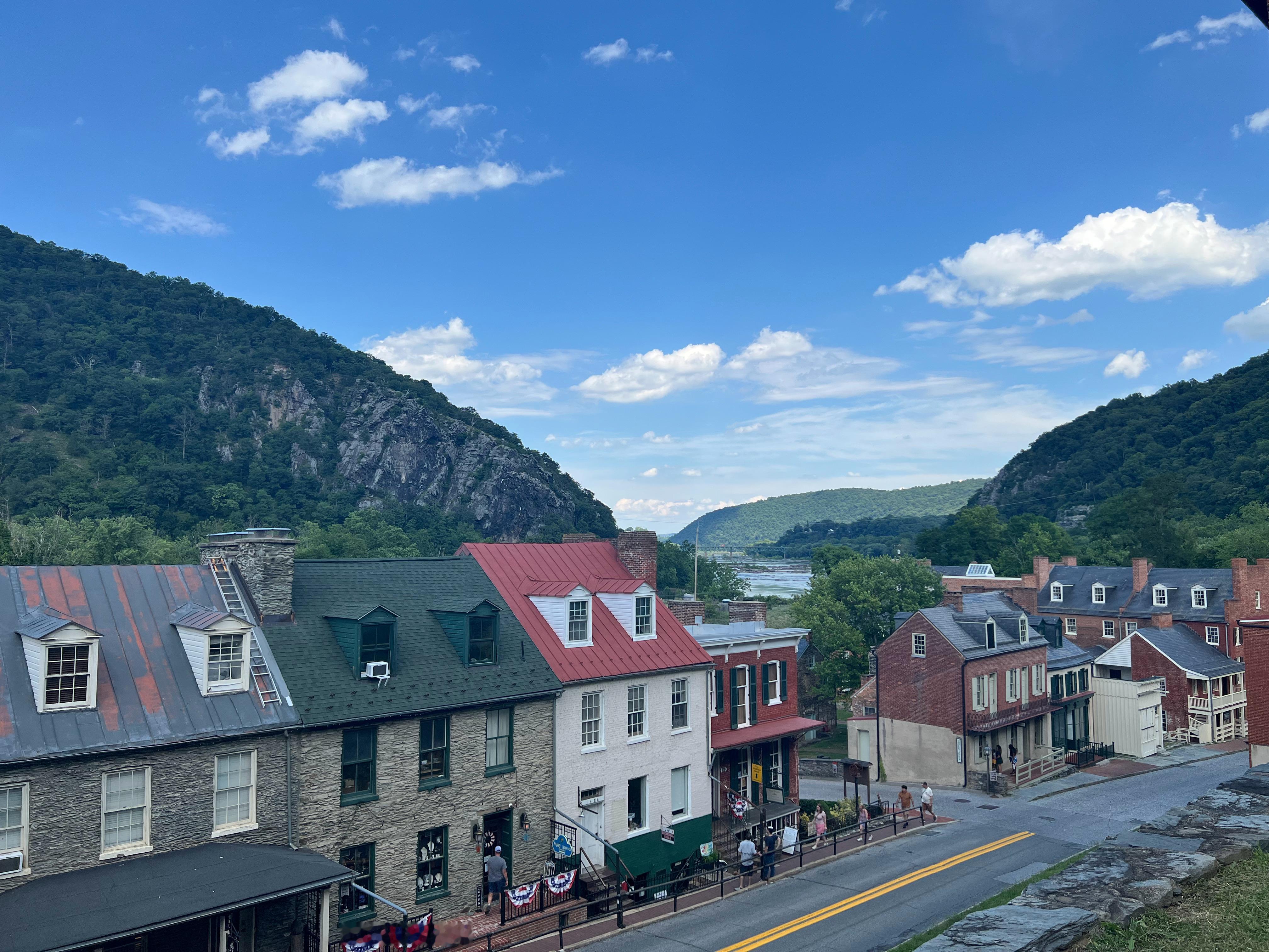 西弗吉尼亚的小镇Harpers Ferry，地处三州交界处（马里兰、弗吉尼亚、西