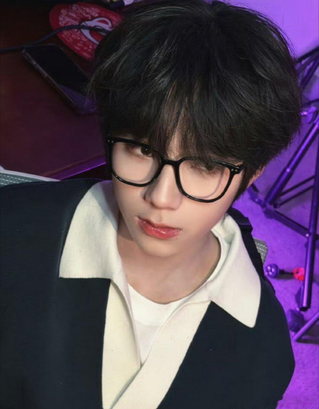 王橹杰戴黑框眼镜半永久黑框焊在脸上也适配！日系少年感与清冷氛围感随意切换，骨相优