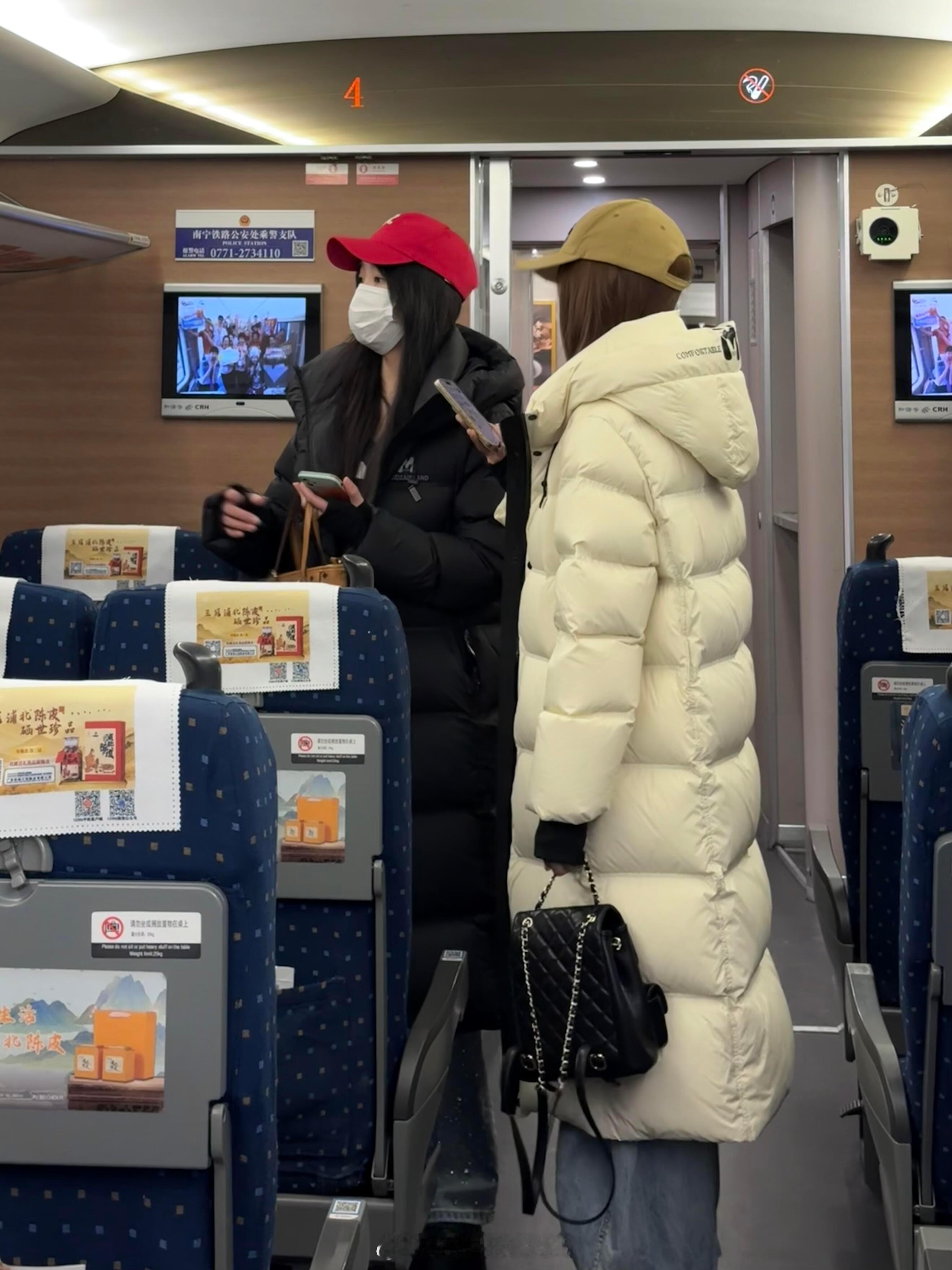 wok！第一次get到了长款羽绒服的含金量！高铁上一眼就喜欢上了，现实生活长款羽