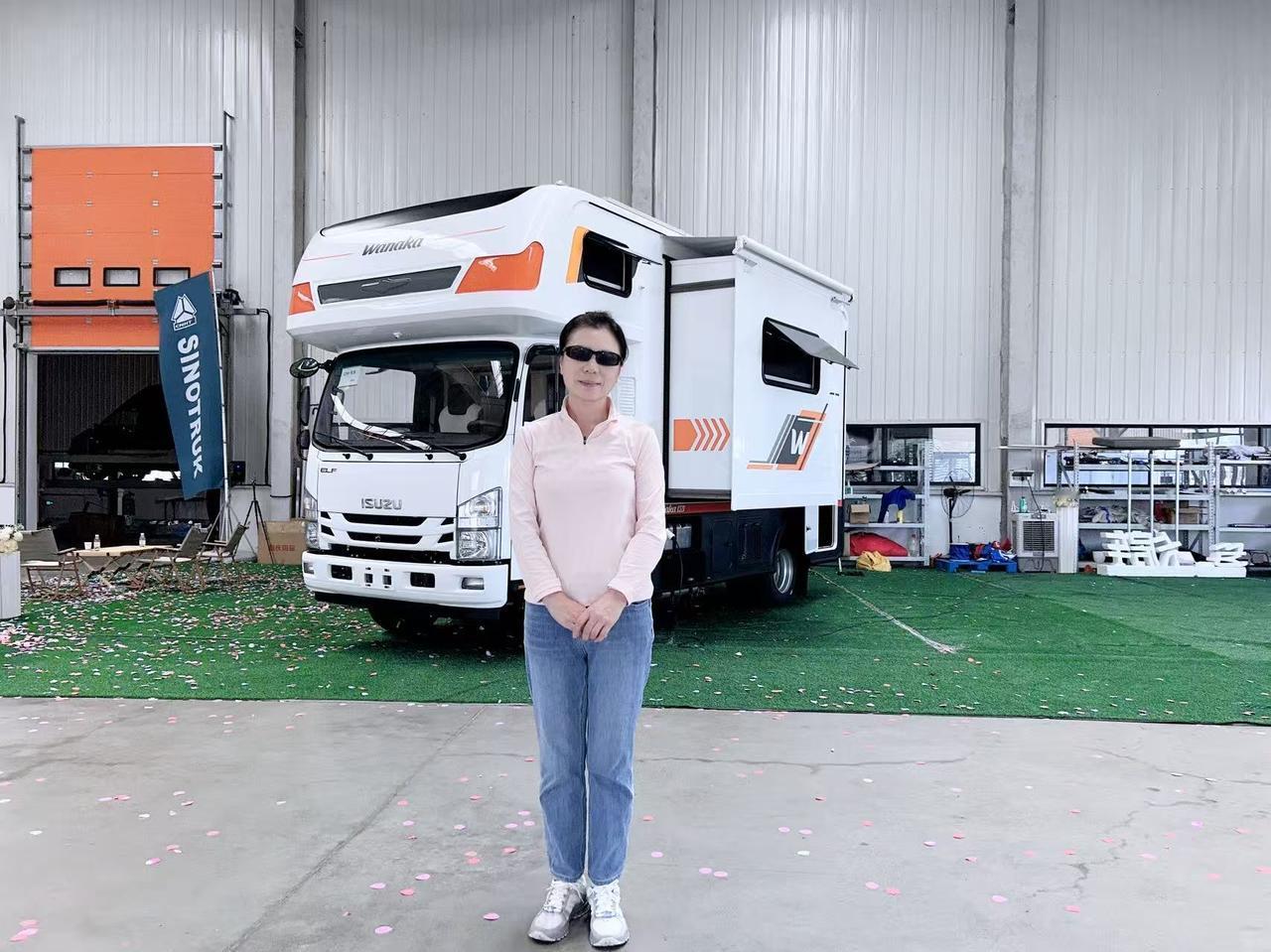 人生的第2辆房车。

这辆瓦纳卡侧拓展房车，选用50铃700p底盘，柴油排量5.