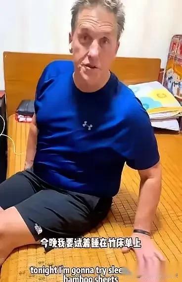 看下图，在国内早已淘汰的凉席，反倒在欧洲卖爆成抢手货，美其名曰“东方降温床单”。