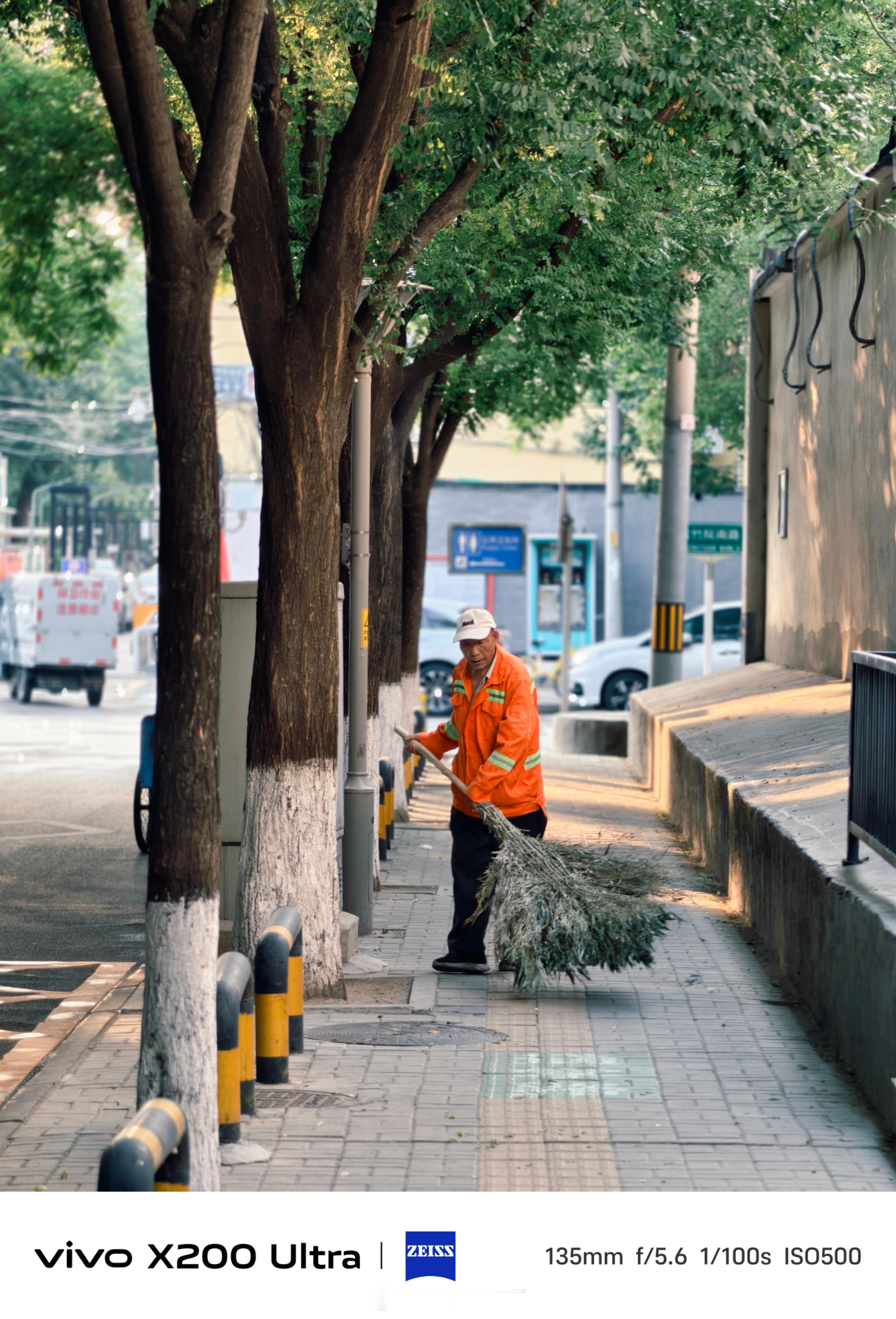 《早安！夏日北京街头》夏日清晨，最先忙碌的是城市美容师——环卫清洁工，当人们还在