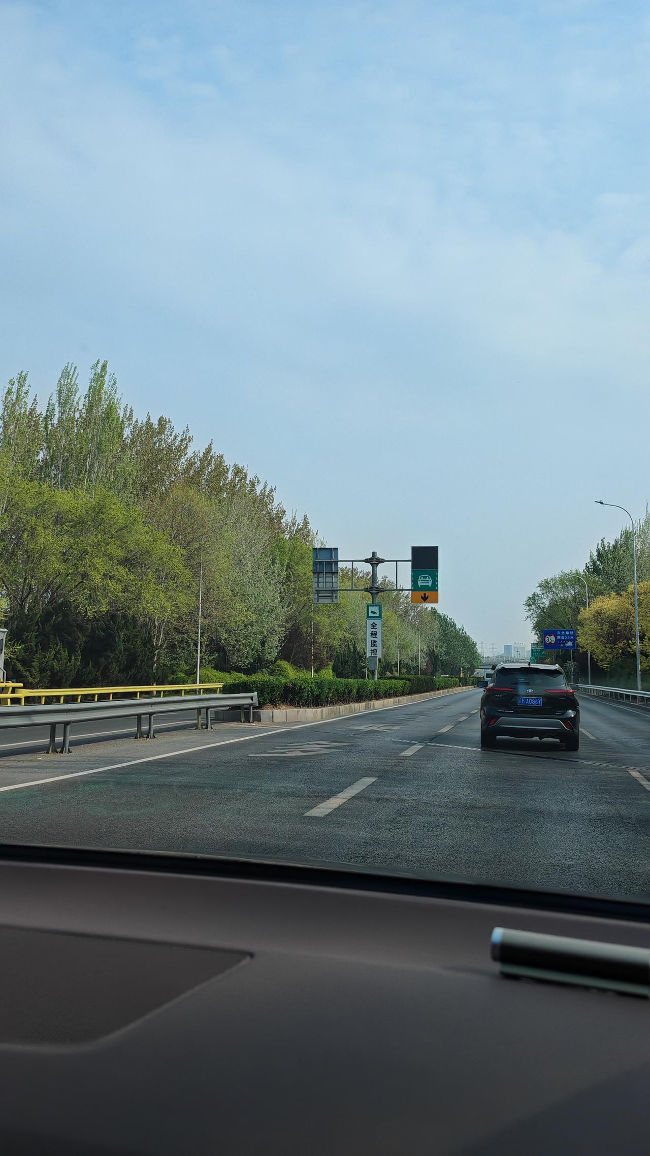 前天周日，我们俱乐部一行15人，受普兰店市石河莲翔乒乓球俱乐部之邀，参加了一场友