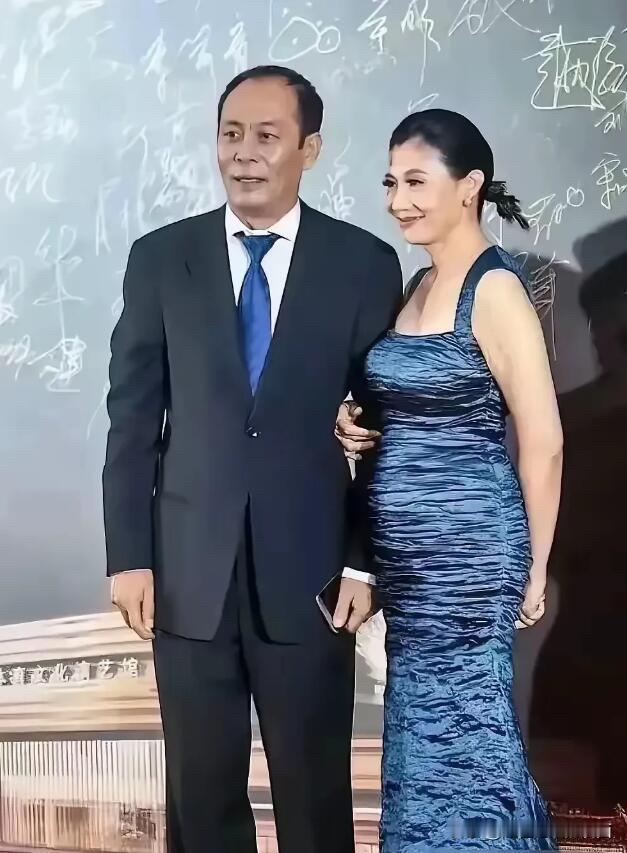 陈炜的生图，确实一般，我觉得她颜值不难看，但是这一身衣服影响了她的气质，看起来就