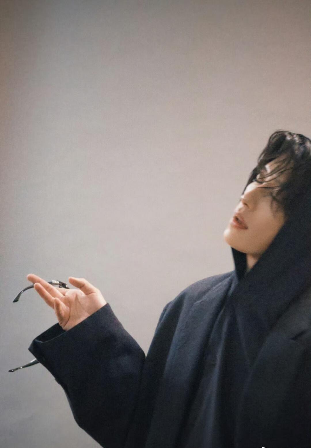 井胧这算盘打得真响，饮料不好喝就靠颜值救场，帅哥扎堆不用真的