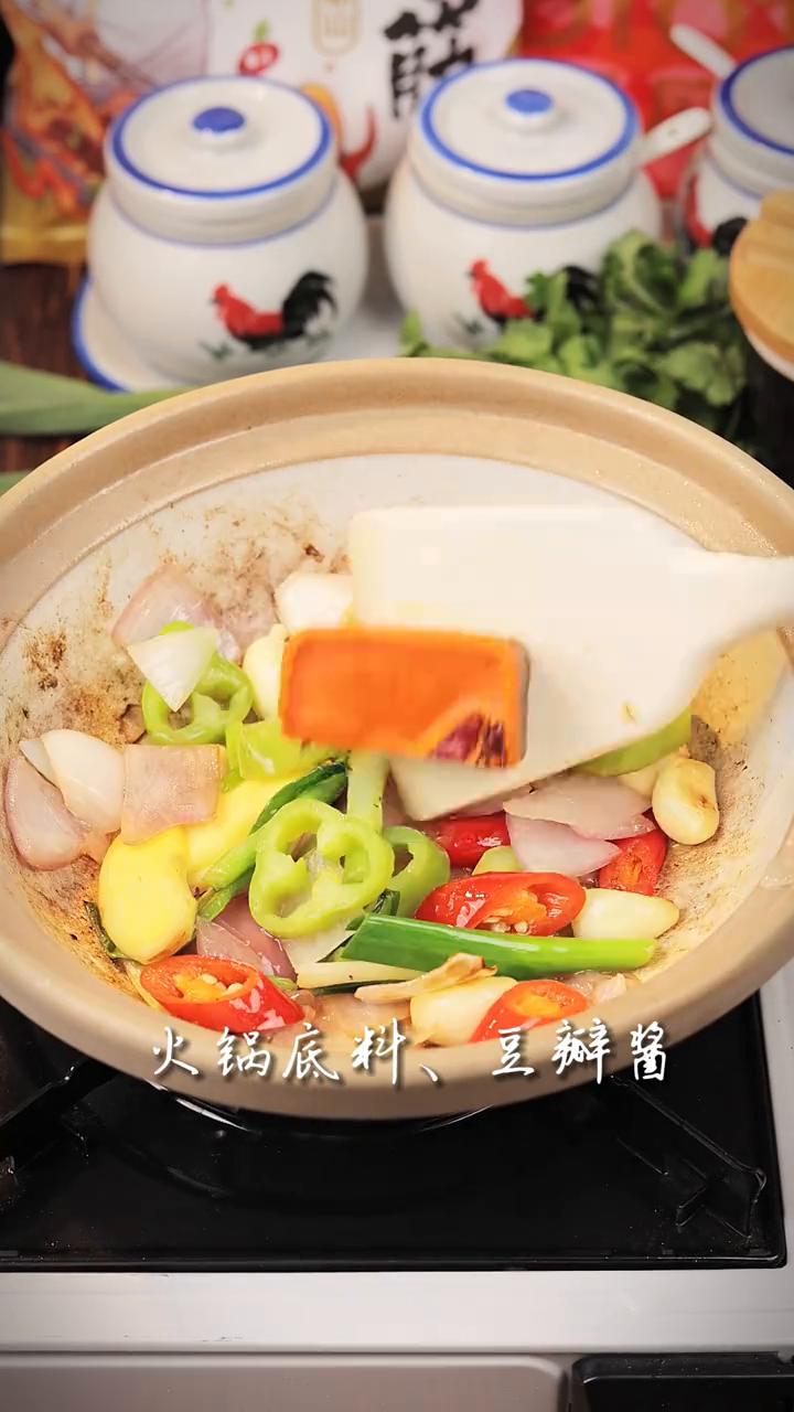 潮庭牛肚、牛腩、牛筋，加上牛肉真的好吃，鲜甜。炒洋葱、姜、葱、蒜，一个月吃八回都