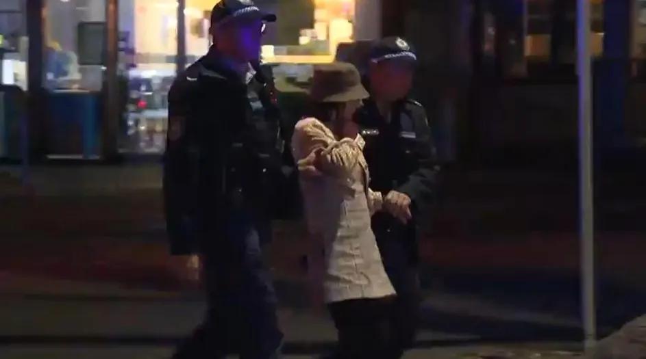 澳大利亚一名年轻的华人女子酒驾劳斯莱斯库里南猛撞奔驰导致对方重伤，可能需要赔款超