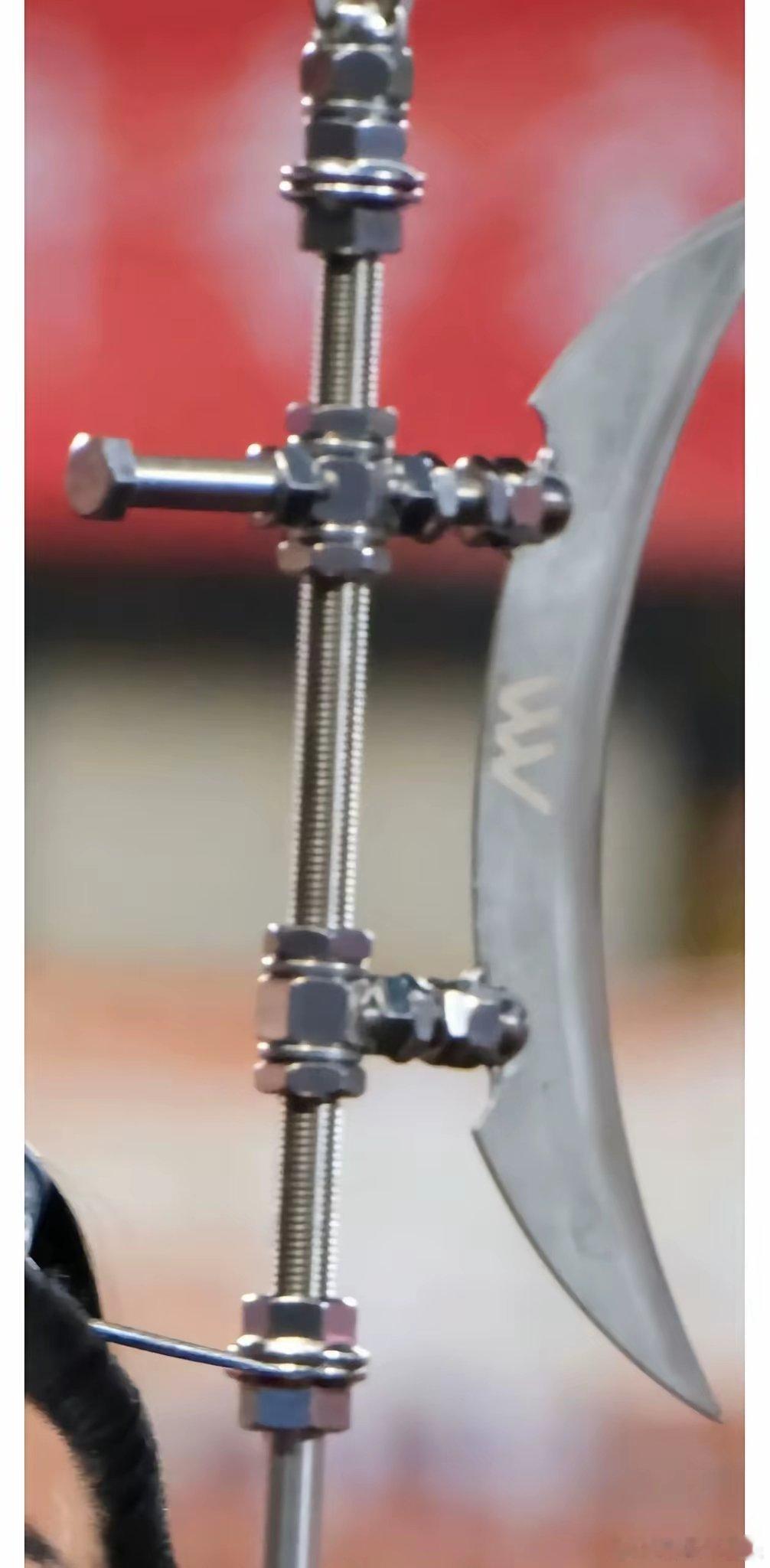 原来 项羽 当年用的是不锈钢管做的方天画戟。。。 