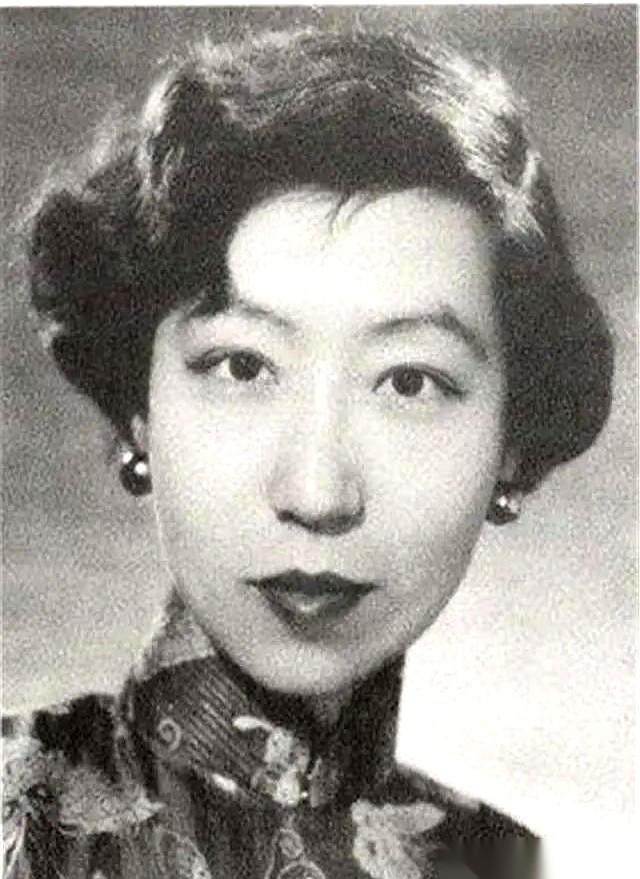 谈张爱玲，人们总爱说她的华丽与苍凉。但极少有人知道，1938年的那个深夜，18岁