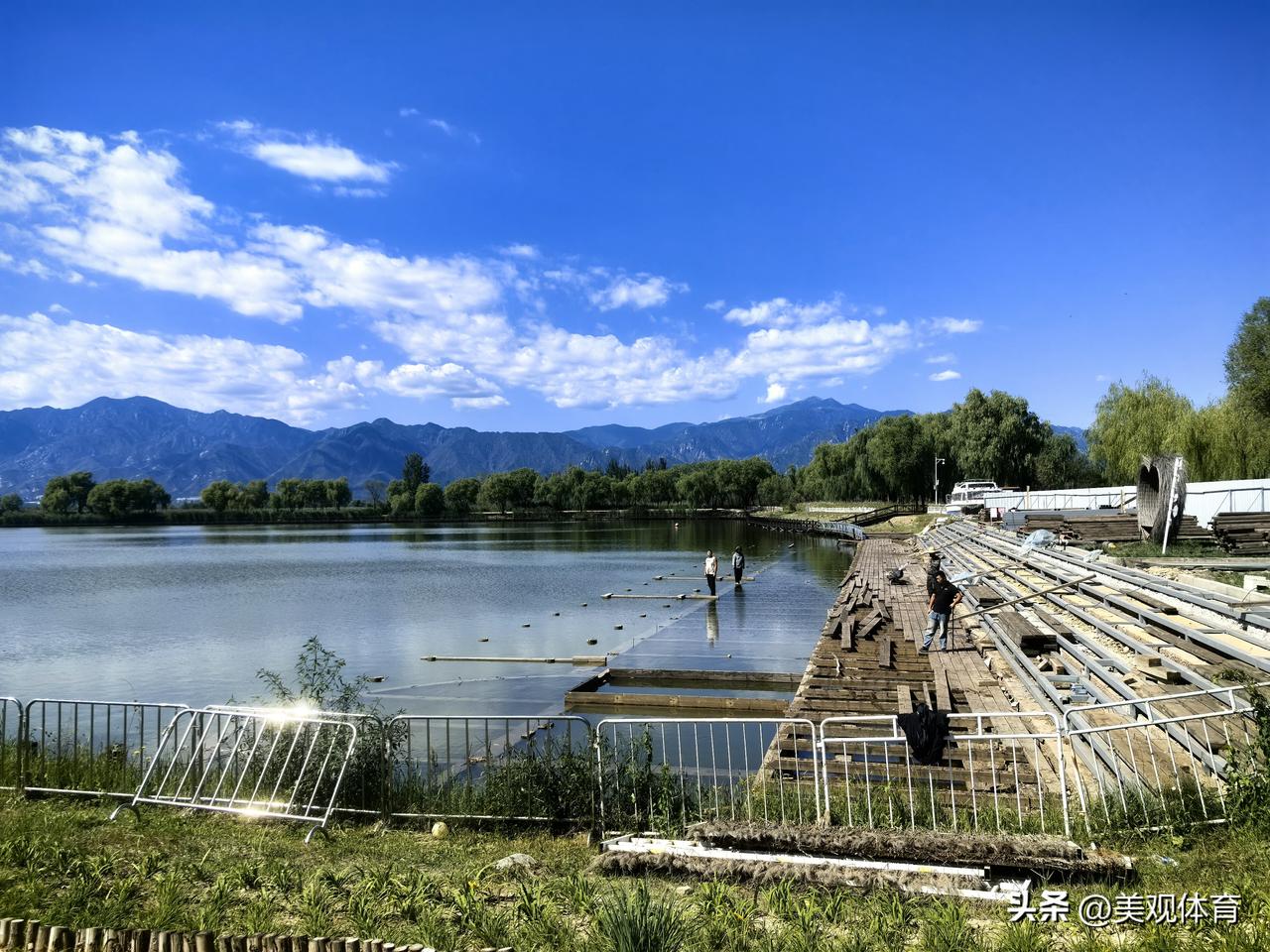 距离野鸭湖入口最近的水面是亲水平台，此处的平台借旅游淡季正在维护修缮之中。