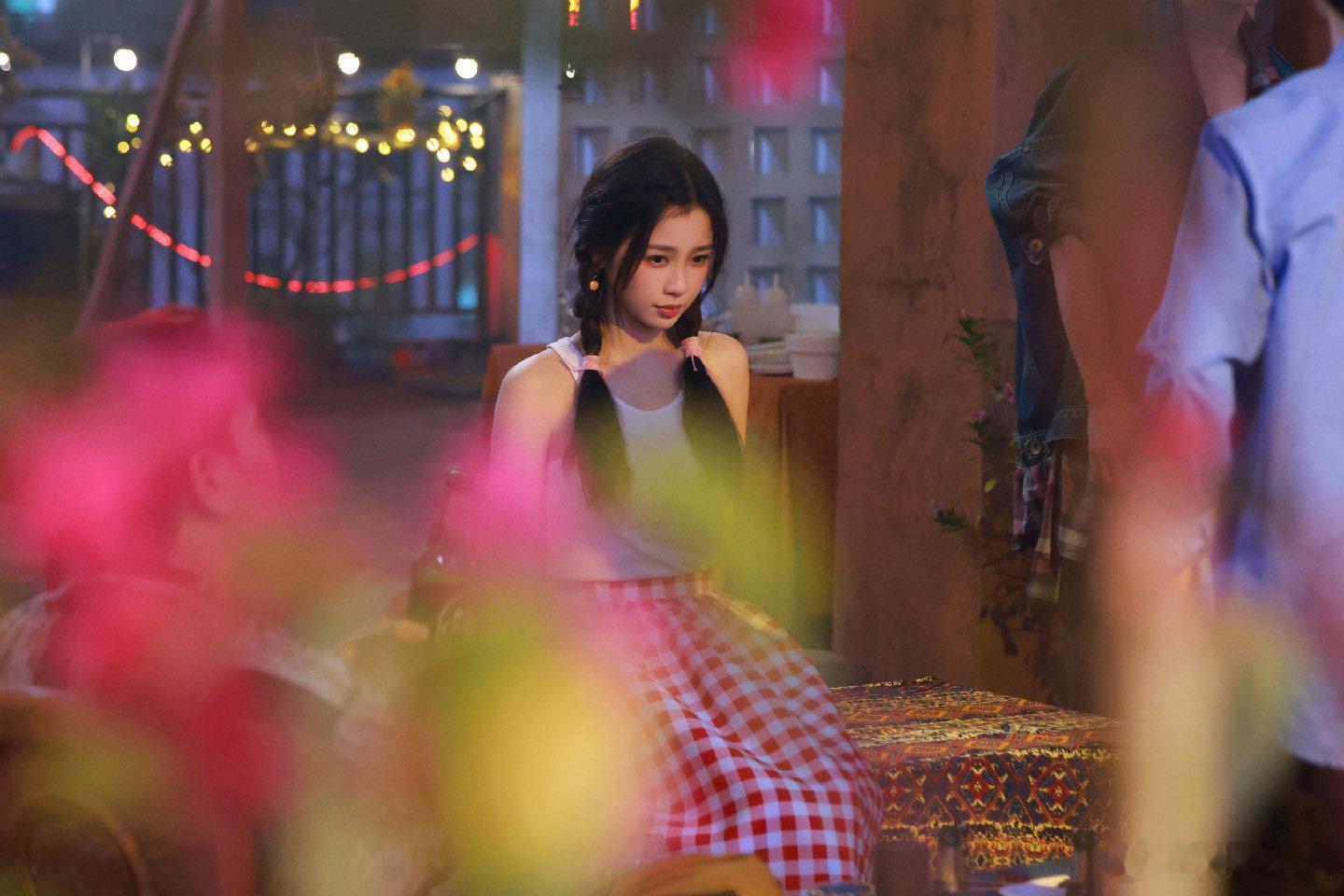 虞书欣姜暮见crush就姜穿 姜暮的约会穿搭小心机被我扒到了！不穿T恤衫，专挑白