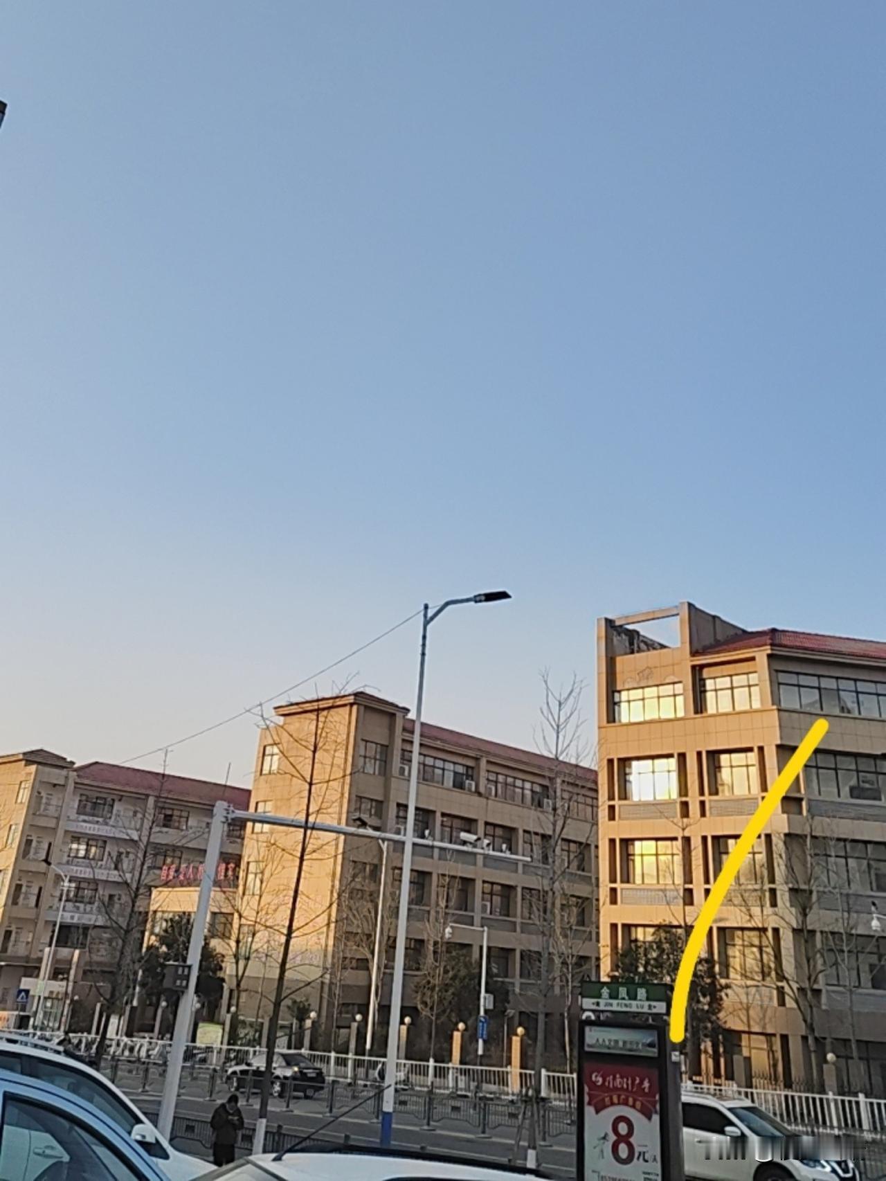 那我把它换成清晨的调子~
 
晨雾刚褪到街尾，淡得像层糖霜。朝阳把第一缕暖光泼在