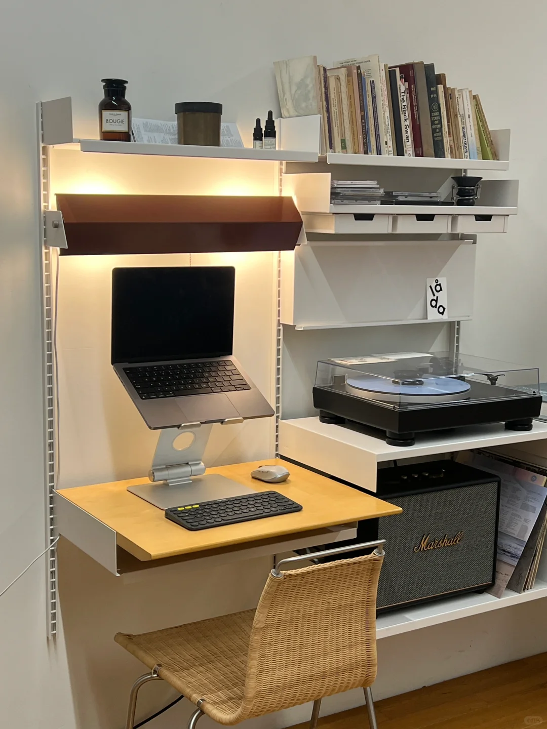 隔板架的书桌板，我做了桦木贴皮的效果