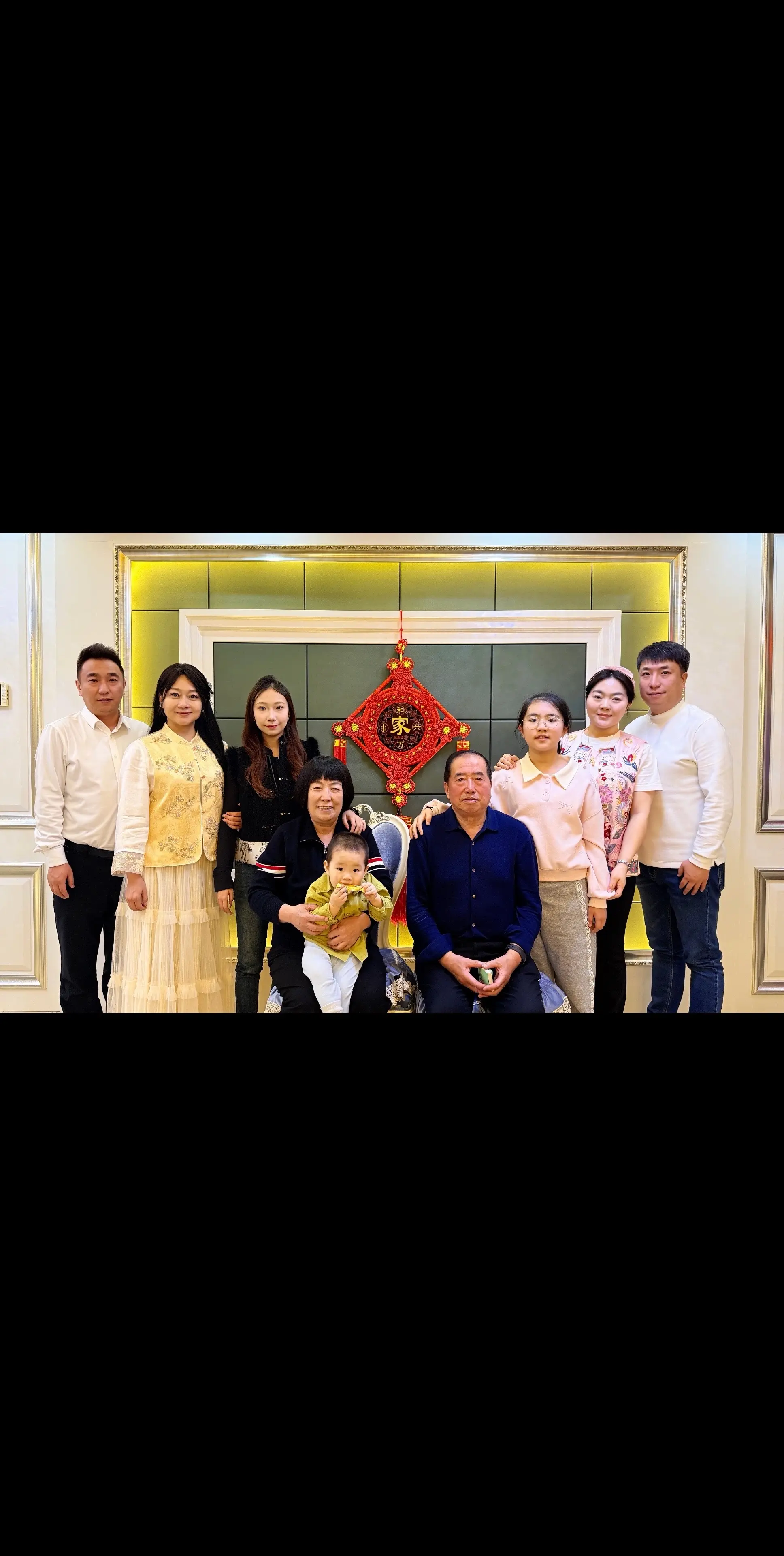全家同框。 镜头定格的是瞬间，心里装着的是永远。有家人们在身边，便是人...
