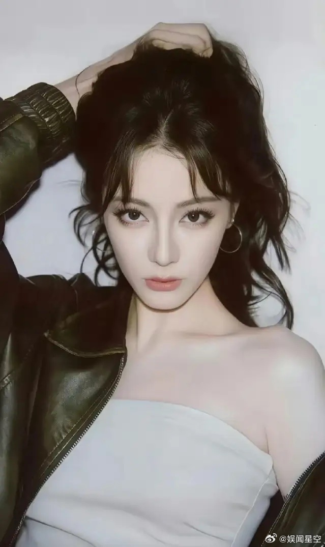 网传迪丽热巴的新经纪人郝阿三！郝阿三是张小斐以前的经纪人，3月18日，这个经纪人