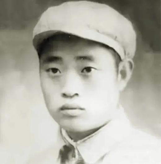 2000年的一个电话，改变了一位名叫杨彦坤的中年妇女的一生。五十年来，关于生父的