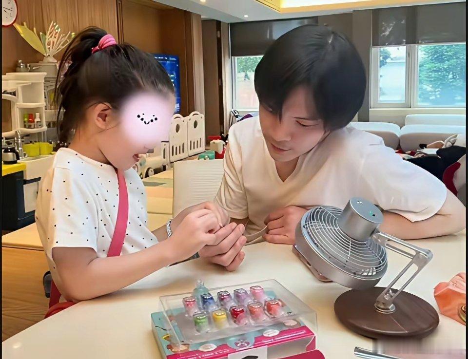 向佐，又幸福了！8月5号早上9点多，向佐又在社交平台上，晒出与两个孩子的幸福日常