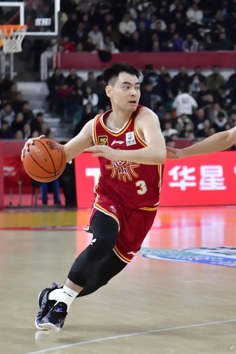 贾明儒属于关键时刻真能给你突然顶上去那么一下子的大心脏球员，属于敢想敢干能干进的