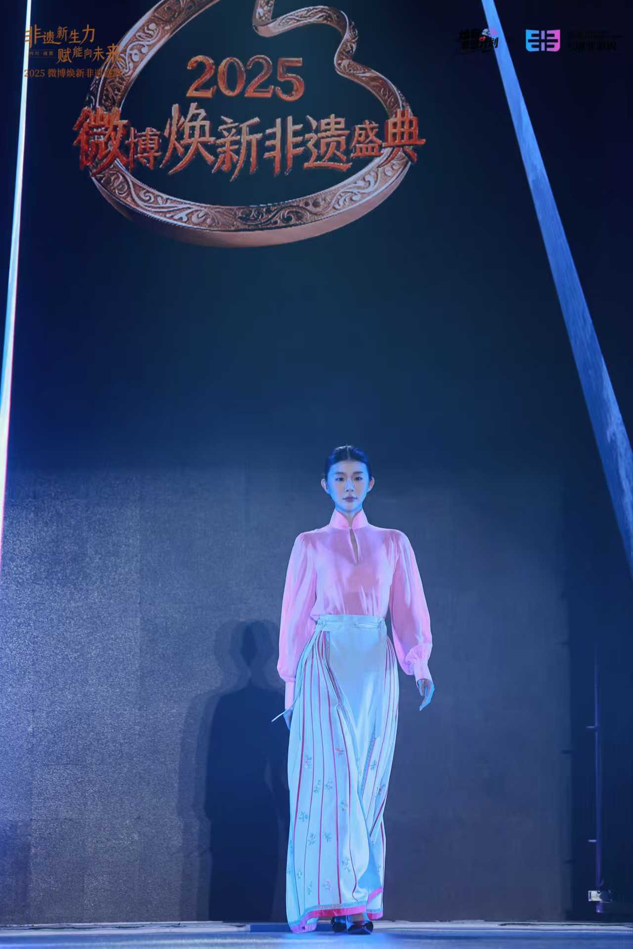 马面裙才是马年的本命战袍微博焕新非遗盛典微博焕新非遗盛典上，马面裙惊艳亮相！它从