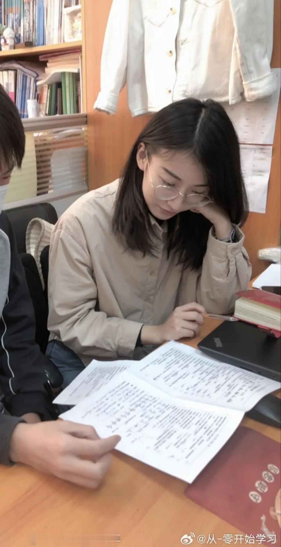女老师被丈夫举报出轨16岁学生[what]
呃…她老公也是够狠的，把她手机的聊天