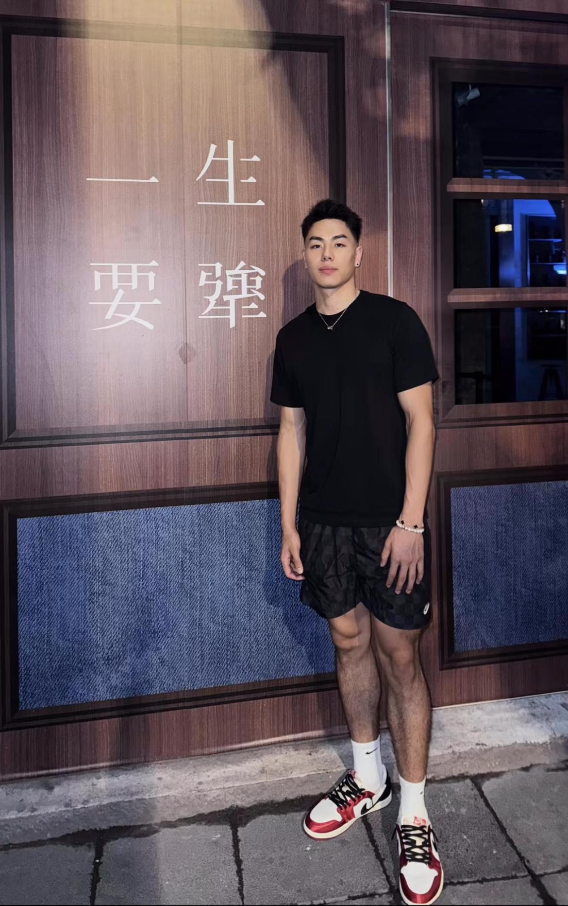 李添荣不亏反赚！
虽然与北京主场工作人员发生争执，李添荣失去致敬自家球迷的机会，