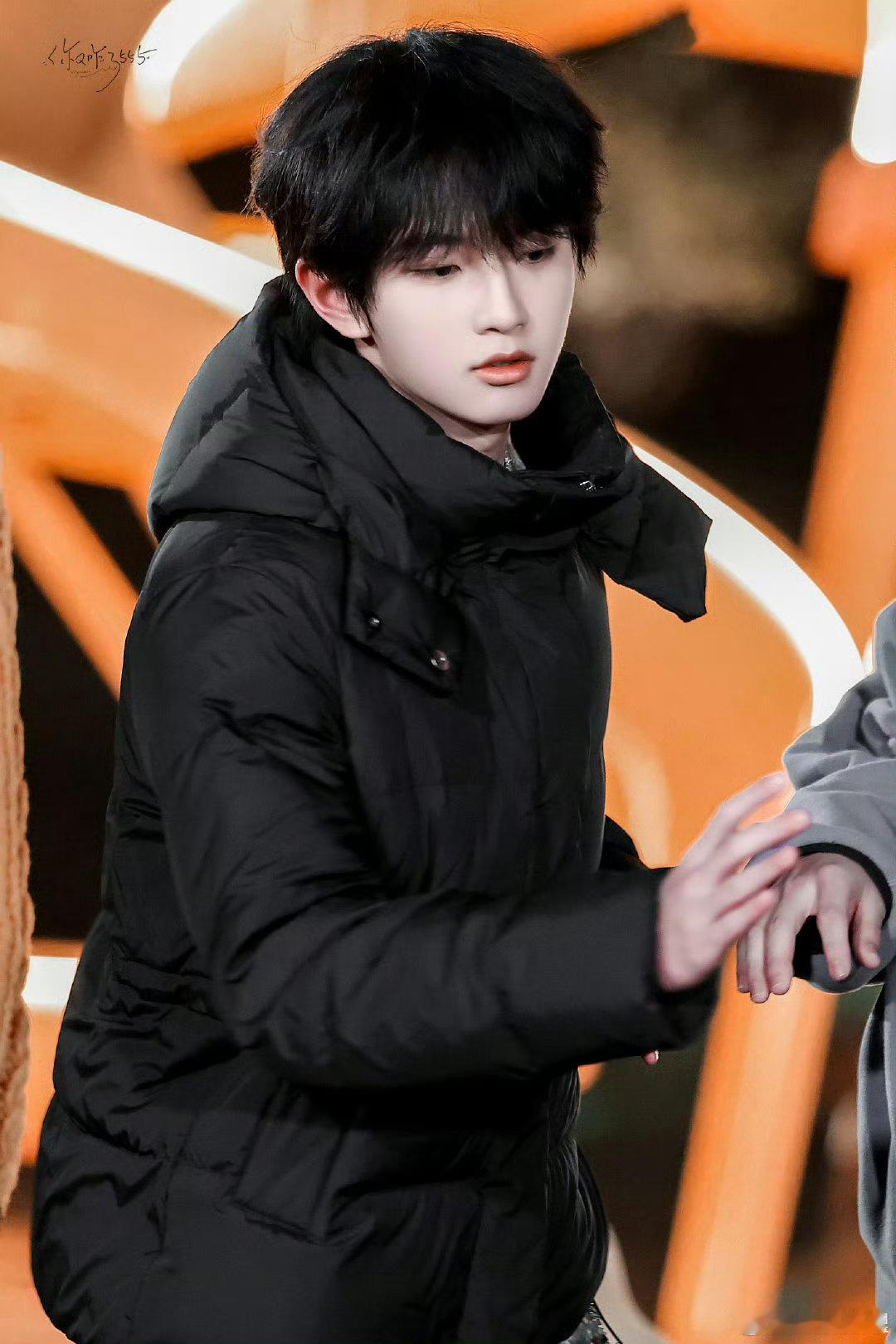 穆祉丞上目线攻击周五晚高疯 被穆祉丞上目线可爱晕了！这颜值太戳人，蹲定《周五晚高