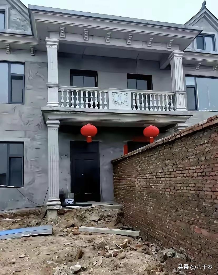 兄弟俩合资建房，一座豪华别墅拔地而起，成了当地一道引人注目的风景线。
只是门前多