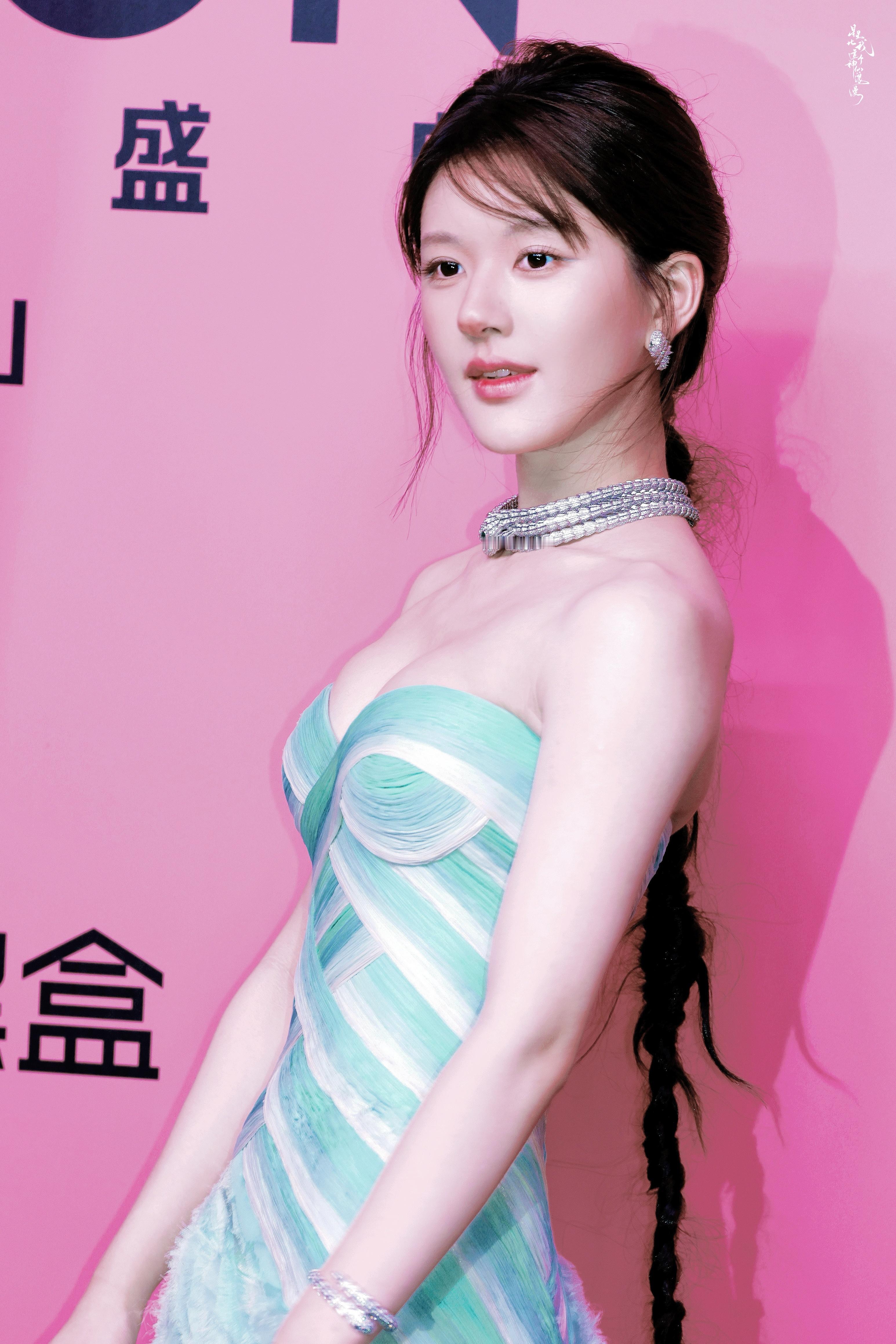 #吴露可逃[超话]#  예쁜 공주님🧚‍♀️—𝟐𝟒𝟏𝟎𝟏𝟕 𝐕?