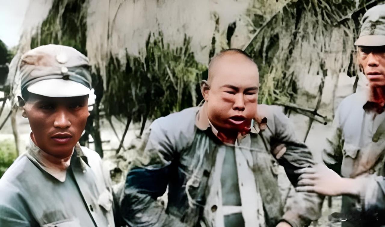 这是1943年常德会战中被我军俘虏的日军的一名小队长。当我军将这名小队长俘虏后并