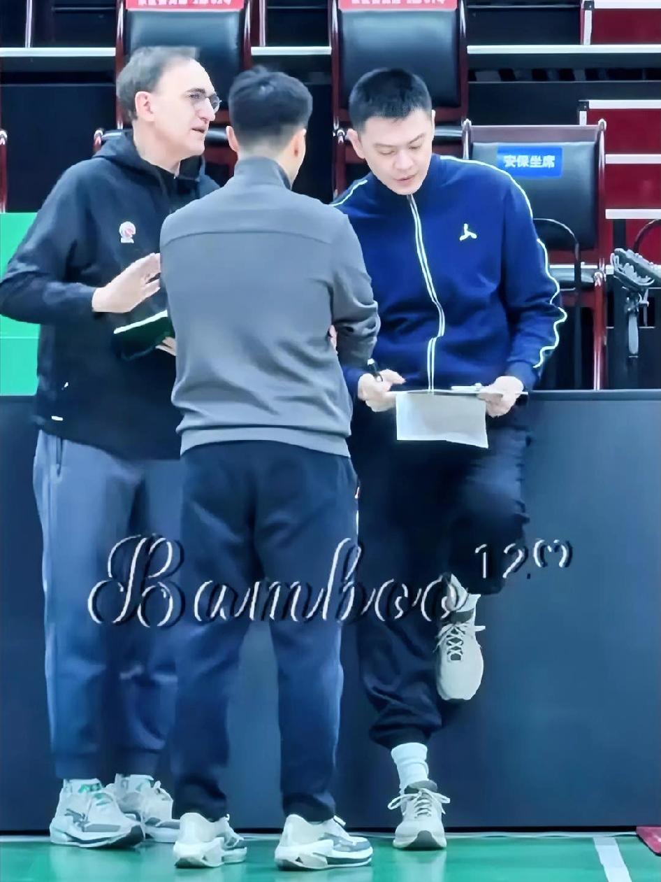 前辽宁队主教练杨鸣最近一句：“枪已上镗，准备再岀发！永远不要低估一颗冠军的心！